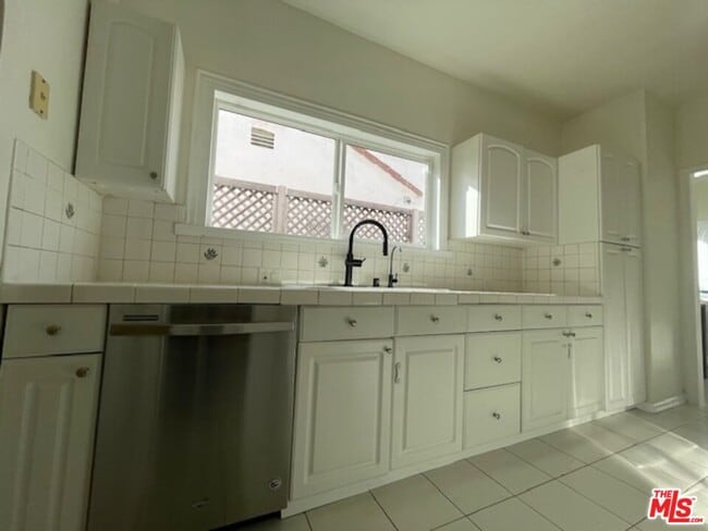 Building Photo - 459 S Holt Ave