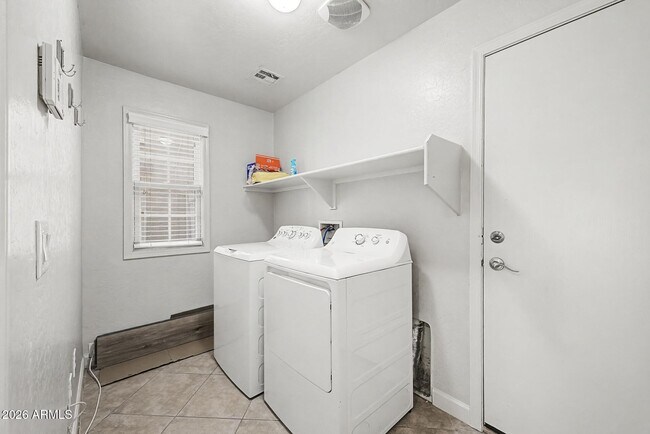 Building Photo - 2780 S Alpine Dr