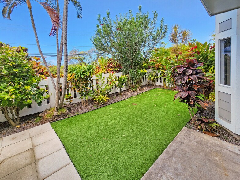 Enclosed small yard - 75-6081 Alii Dr