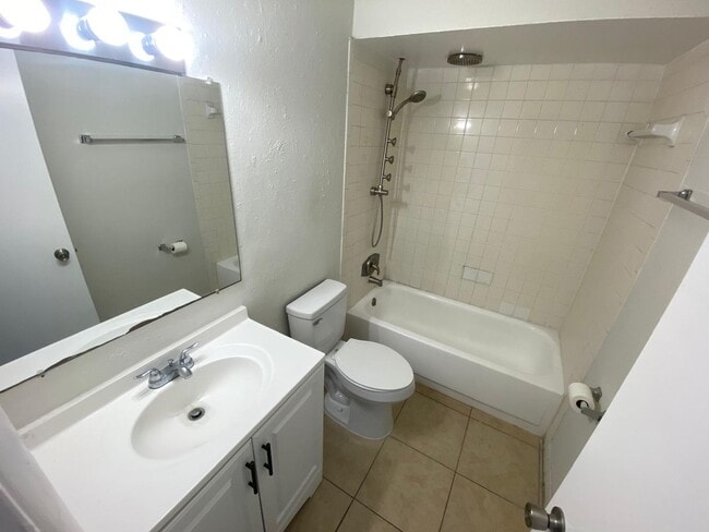 Building Photo - Apartament For Rent 1 bed / 1 bath