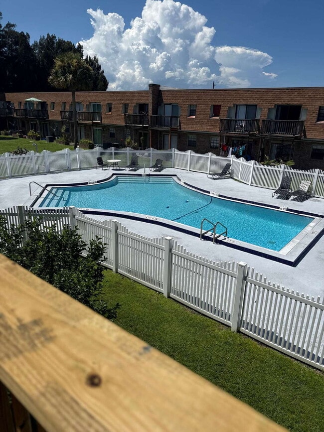 Building Photo - Newly Renovated 2 bedroom Townhouse