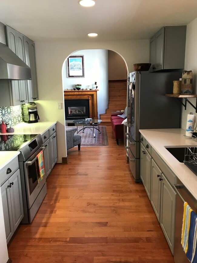 Building Photo - Updated 3 Bed 2 Bath Victorian Style Townhome