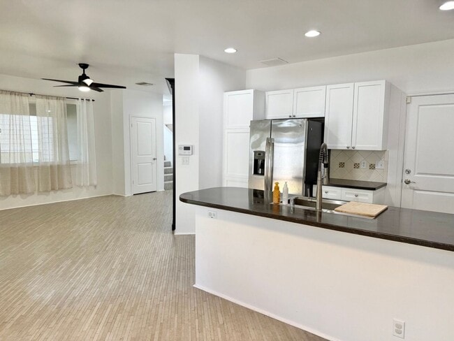 Building Photo - Beautiful 4-Bedroom, 3-Bath Former Model H...