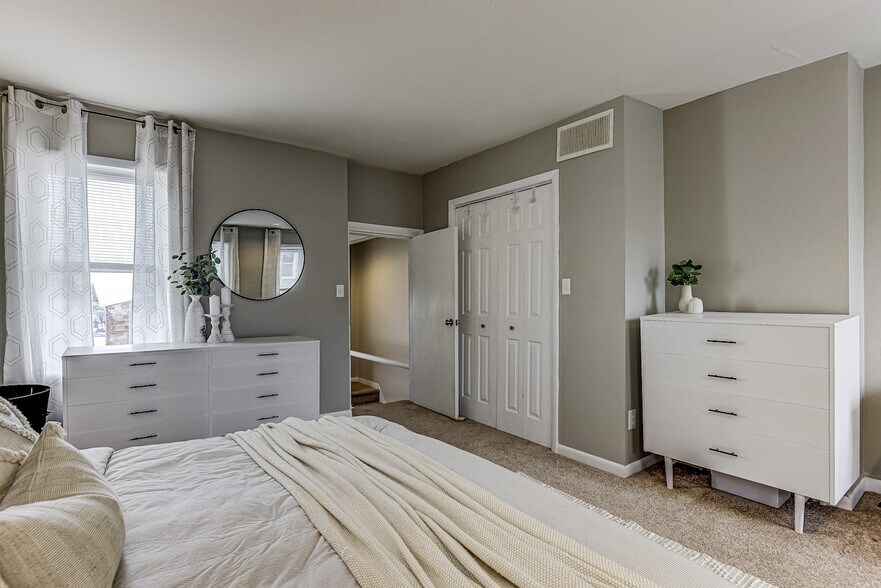 Building Photo - 1736 Light St