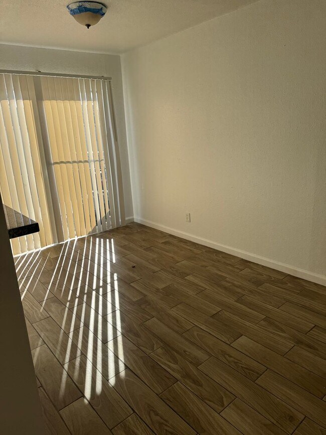 Building Photo - 3 bed, 2 bath, second floor condo