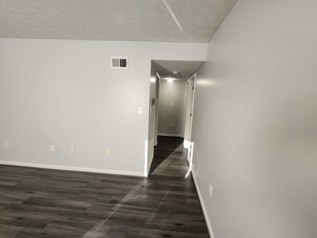 Building Photo - Spacious 2 bedroom 2 full bath 1st floor a...