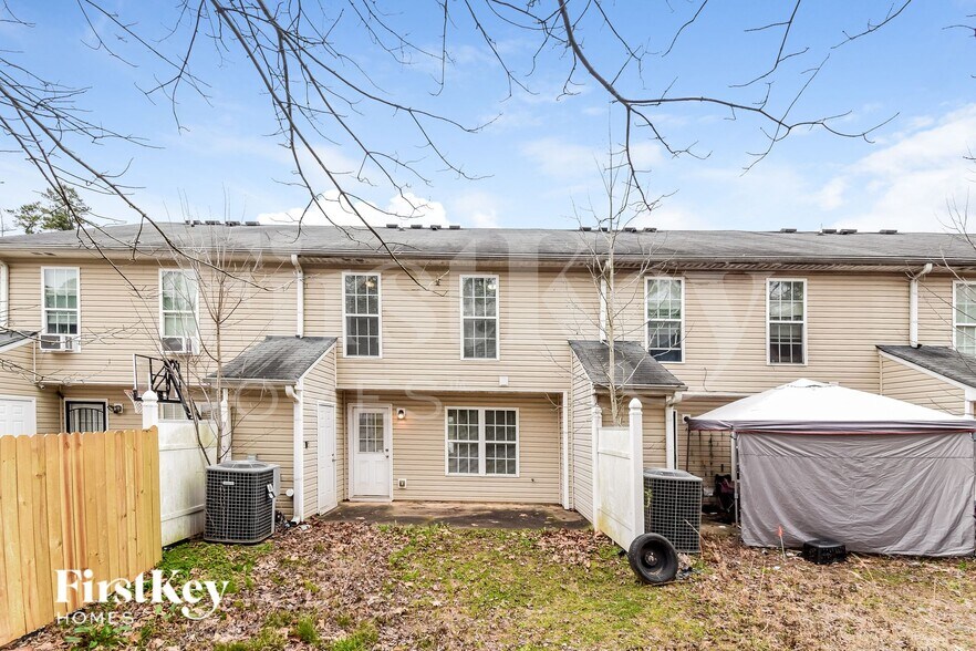 Building Photo - 2435 Piering Dr