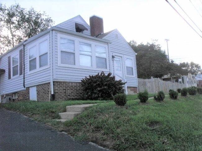 Building Photo - THIS COULD BE YOUR NEW HOME, BUSINESS, OR BOTH!