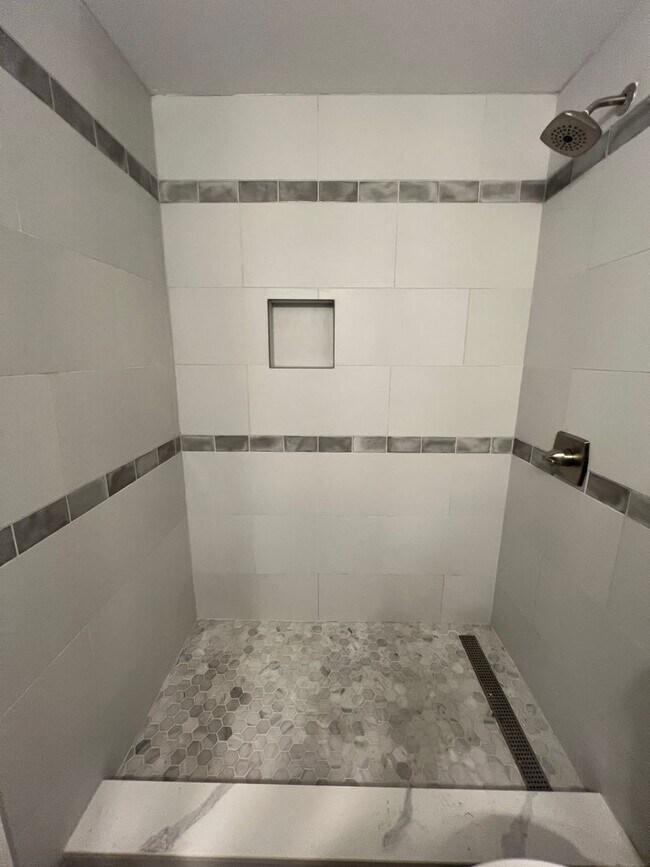 Building Photo - $1,650 ** Annual ** Available 6/15/26 ** Recently Upgraded **3 Bedroom / 2 Bath * Port Charlotte