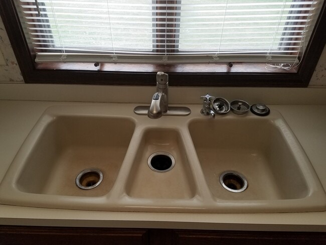 Building Photo - Beautiful 2-bedroom, 1-1/2 bath 2 Level Du...