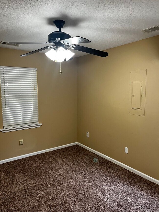 Building Photo - Spacious