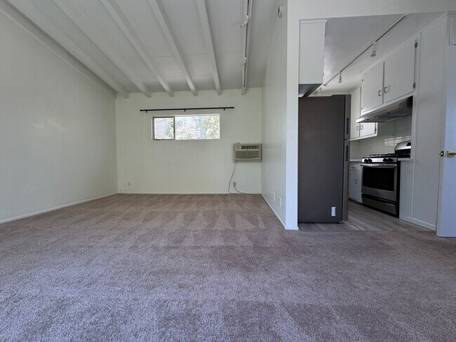 Building Photo - 4418 Vantage Ave