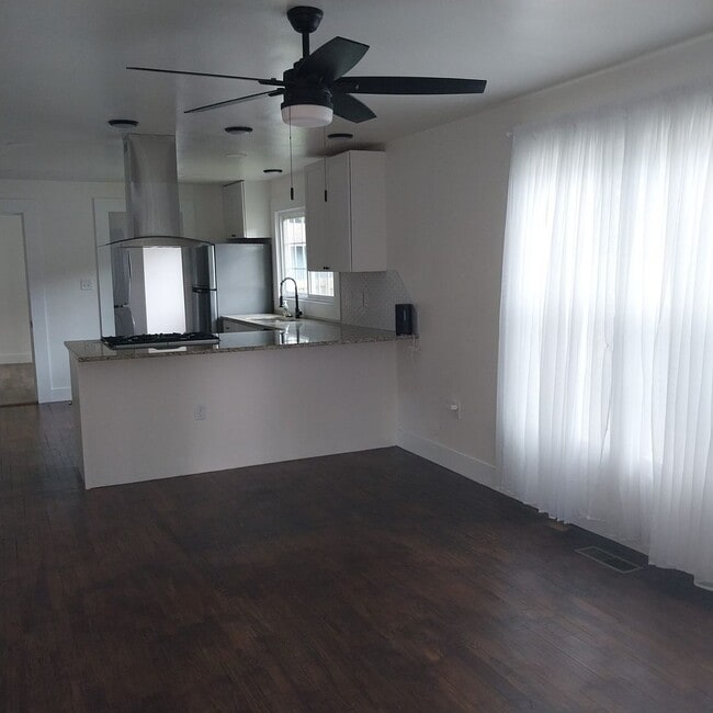 Building Photo - Cottage Style Dollhouse with $300/mo utility allowance!