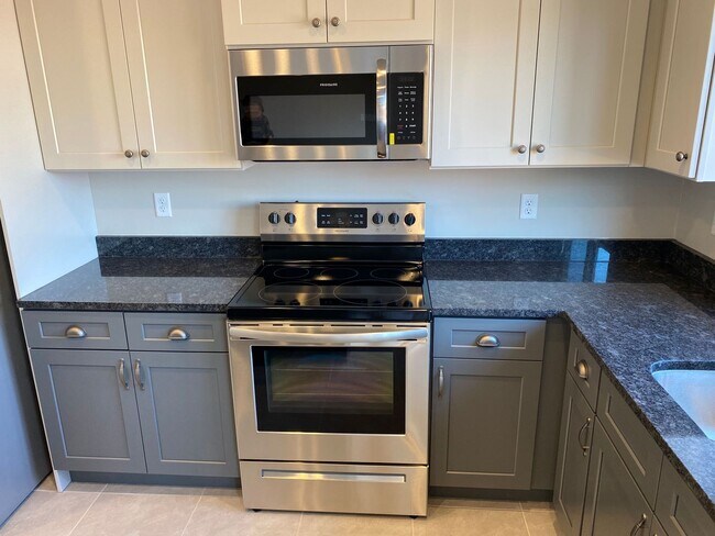 Building Photo - Newer- Red Mountain Vista Town Home,