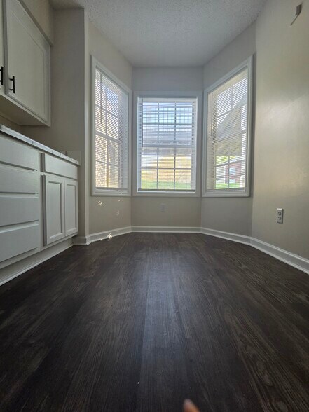 Building Photo - 6043 Green Forest Dr