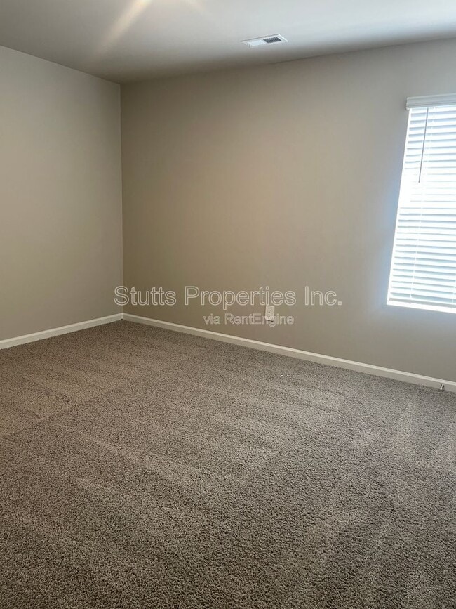 Building Photo - 220 Faded Rose Ln