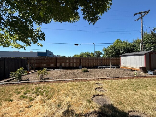 Building Photo - Stunning Pet Friendly Three Bedroom Corval...