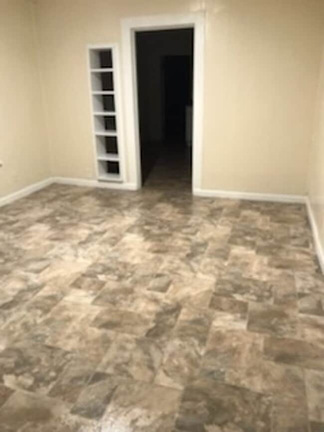 Building Photo - Duplex 1 Bedroom