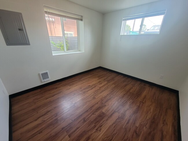 Building Photo - Downstairs unit Apartment Available