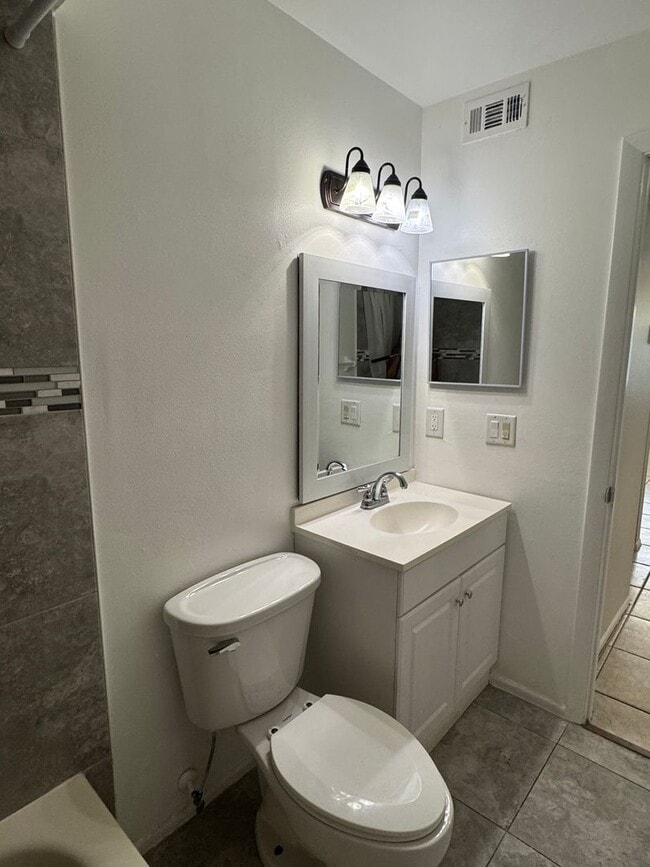 Building Photo - Freshly Updated Home for Lease – Move-In R...