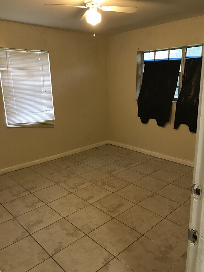 Building Photo - Nice 4-2 House with Central AC & Backyard