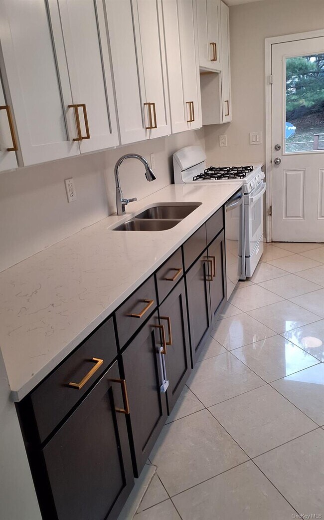 Building Photo - 5 Suzie Dr