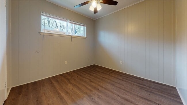 Building Photo - 204 Lynn Dr