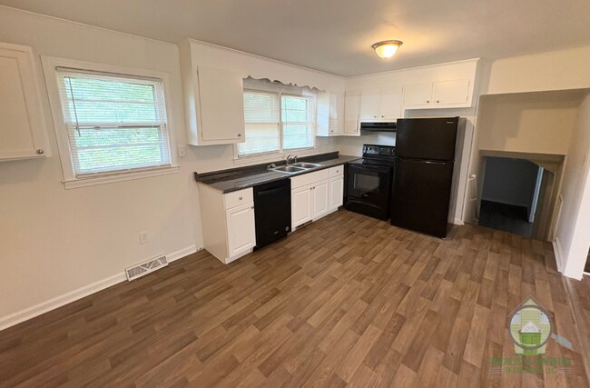 Building Photo - 203 Daisy Dr