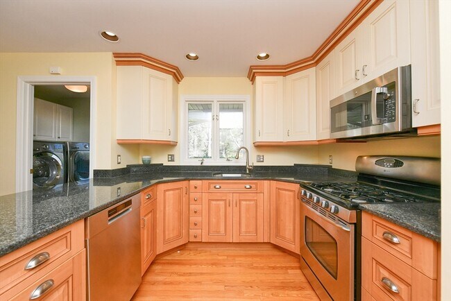 Building Photo - 4 Bittersweet Ln