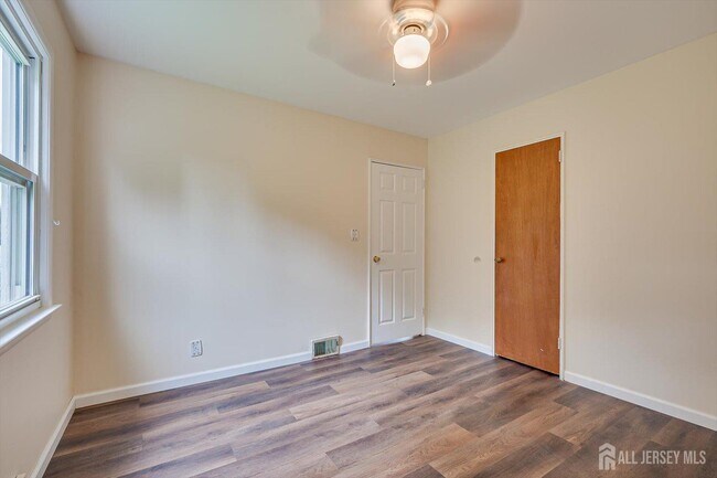 Building Photo - 25 Ellwood Rd