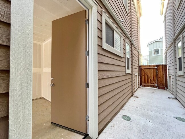 Building Photo - Newer Napa 2 Bedroom 2 Bathroom Condo; Both Bedrooms En-Suite