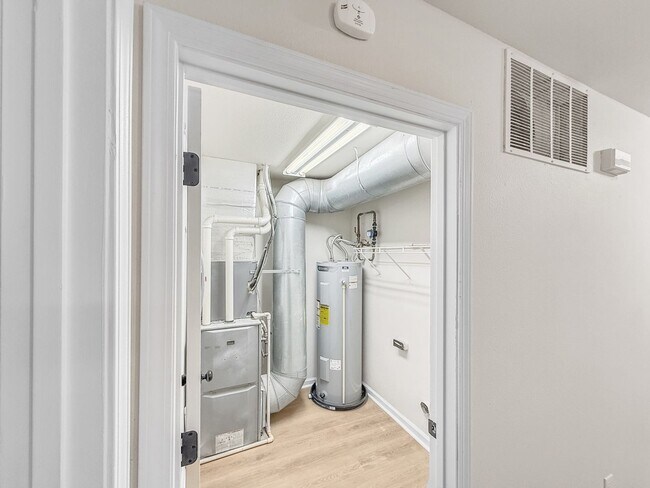 Building Photo - Minutes to Downtown********** Rent $1525/month*********Peaceful Living