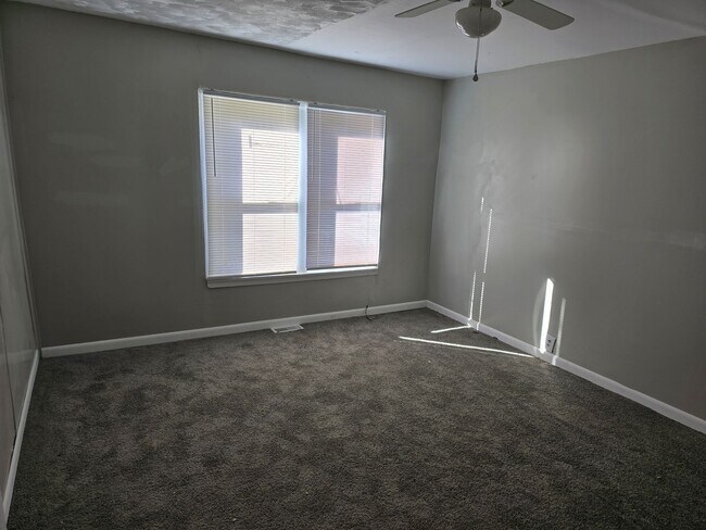 Building Photo - 1521 E Kirby Ave