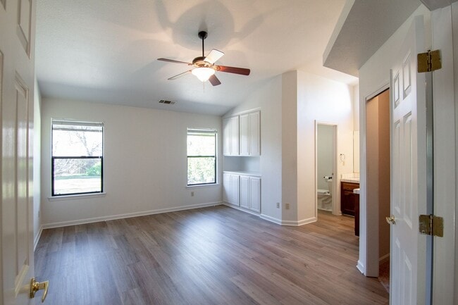 Building Photo - Beautiful Home in Country Heights!