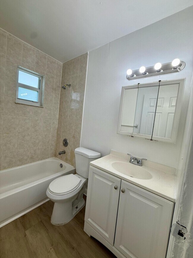 Building Photo - 2925 NE 7th Ave