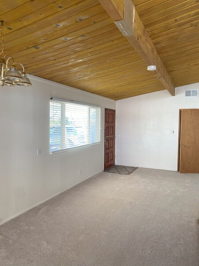 Building Photo - East End 3 Bedroom