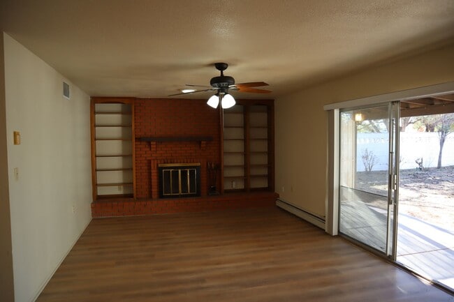 Building Photo - Livable, Lovable, & Avaiable!