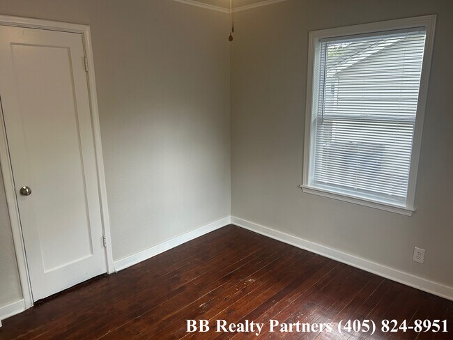 Building Photo - 714 S Norwood Ave