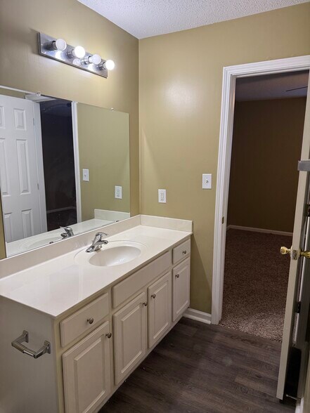 Building Photo - 1914 Ray Alexander Dr