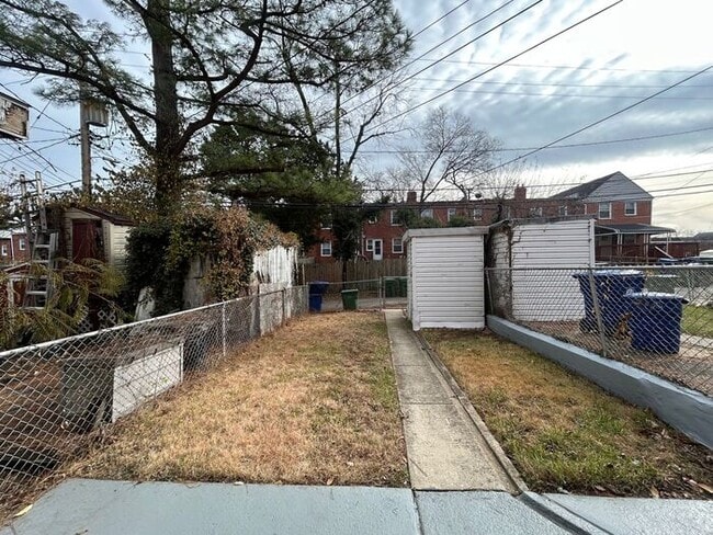 Building Photo - 2 Bedroom 1.5 Bathroom Home