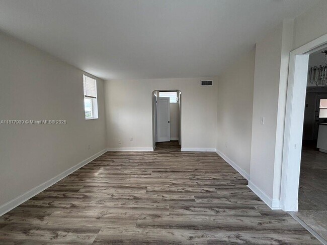 Building Photo - 2999 Point E Dr