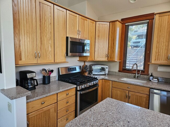 Building Photo - 1202 Meadowcrest Dr