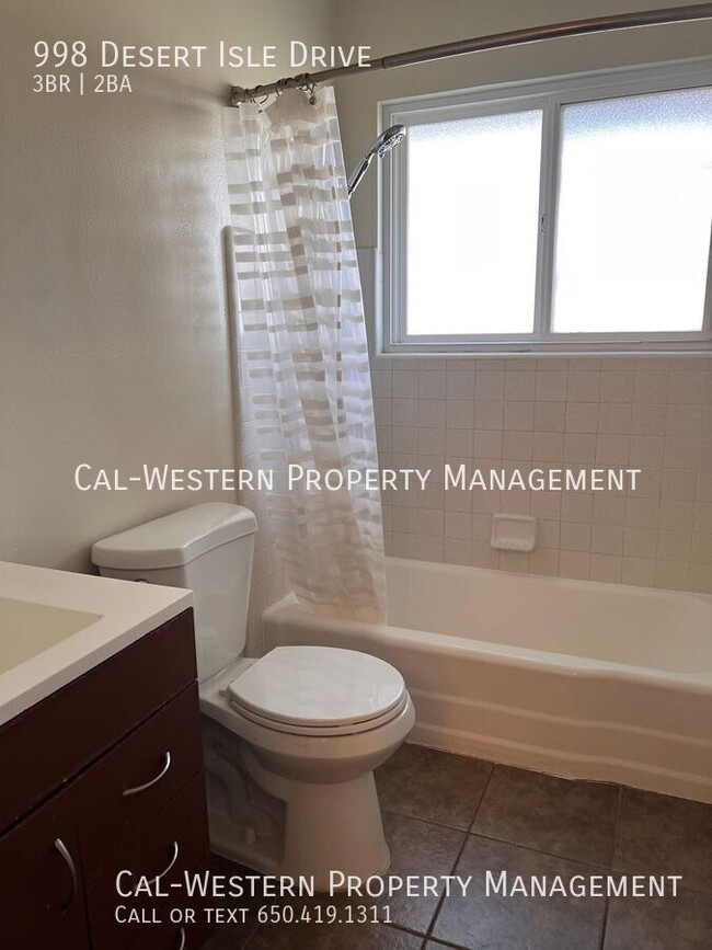 Building Photo - 998 Desert Isle Dr