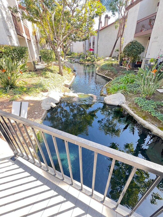 Building Photo - Perfect 2 Bed 1 Bath End Unit Condo in Pla...