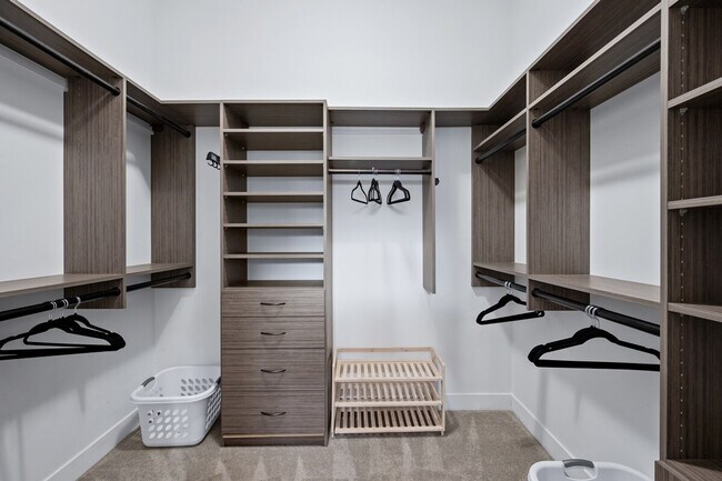 Building Photo - 1913 E Rosemary Dr