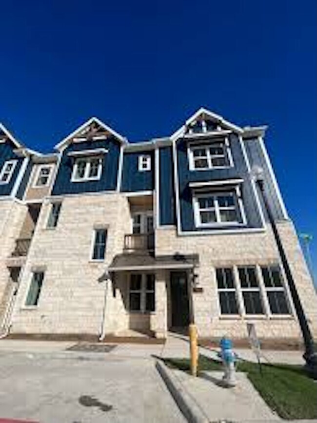 Building Photo - 800 Comal Dr