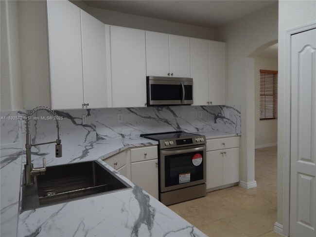 Building Photo - 320 SW 87th Ct