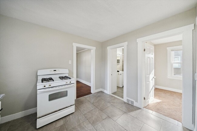 Building Photo - Cute 2 Bed 1 Bath Remodeled Home W/basemen...