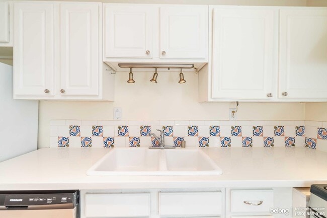 Building Photo - 2400 Bonar St