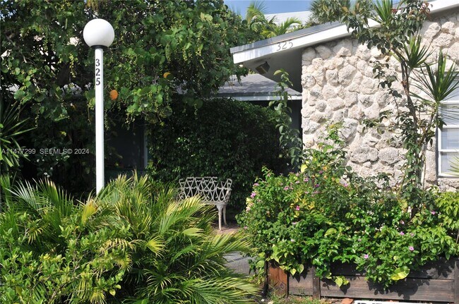 Building Photo - 325 Fernwood Rd